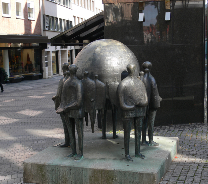 Nürnberg, Kaiserstraße, Skulptur 'Welthandel', Bildhauerin: Hella Rosner-Böhnlein, Guß: Franz Jahn und Heinrich Lenz; 1972 gestiftet von der Fürst Thurn und Taxis Bank